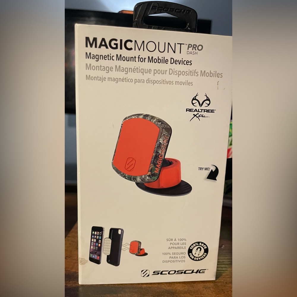 NEW IN BOX!!! Scosche REALTREE Edition  magic mount pro dash mount
